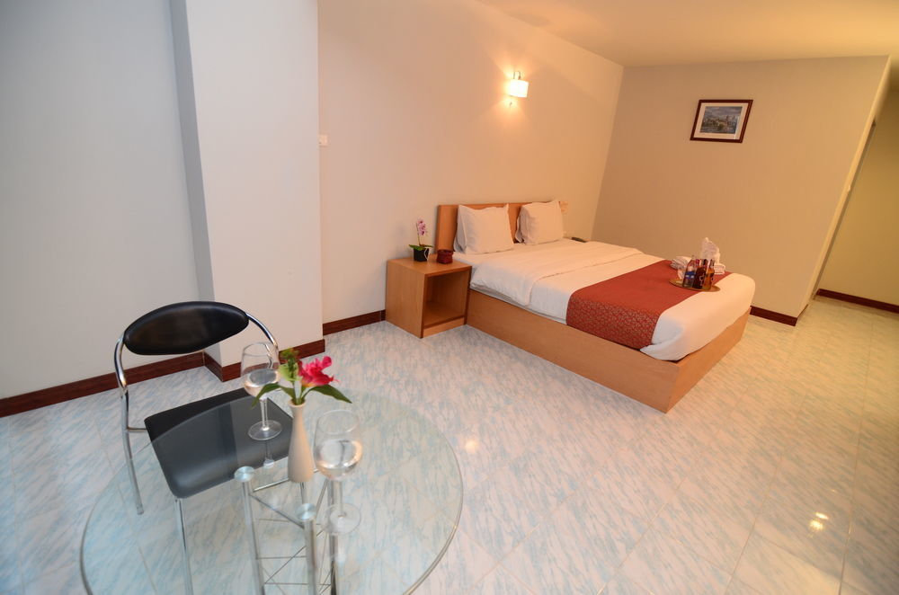 Oyo 257 Sea Paradise Hotel Саттахип Экстерьер фото
