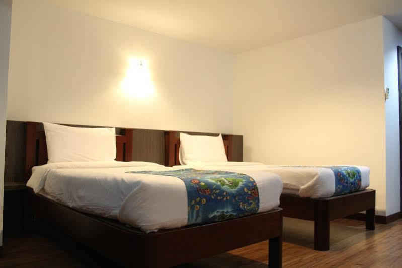 Oyo 257 Sea Paradise Hotel Саттахип Экстерьер фото